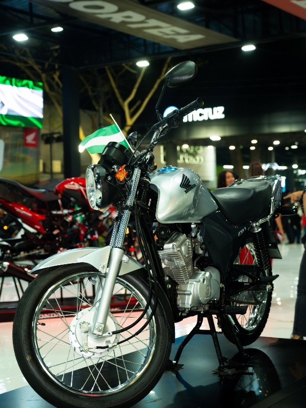 Motocicleta plateada exhibida en una feria en Santa Cruz de la Sierra